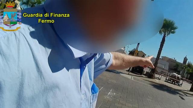 Guardia Finanza Fermo, scoperto dipendente pubblico falso non vedente che percepiva pensione d’invalidità dal 2001