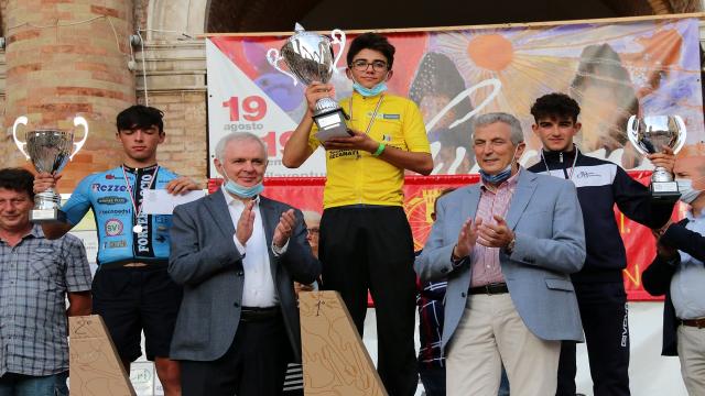 Ciclismo Marche, gran colpo di Luca Fraticelli alla 32esima Sarnano-Recanati