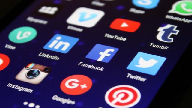 In che modo i social media influenzano le decisioni di investimento?