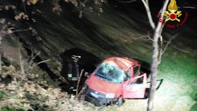 Sant'Elpidio a Mare, automobile finisce nella notte in una scarpata. Deceduto uno degli occupanti