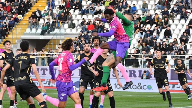 Ascoli-Reggiana 0-0, altro pari a reti bianche del Picchio. Espulso Viviano, decisivo Vasquez nel recupero