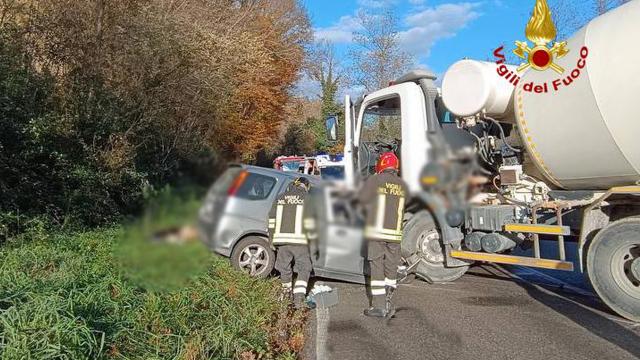 Comunanza, scontro tra betoniera ed auto sulla SP 237. Deceduto conducente della vettura  