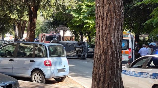 Ascoli Piceno, perde il controllo dell'automobile e si ribalta lungo Via Napoli 