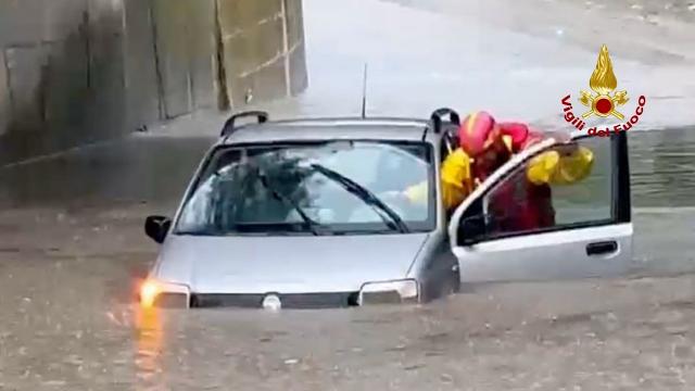 Maltempo, numerosi interventi dei Vigili del Fuoco ad Ascoli e lungo la vallata. Allagamenti a Castel di Lama