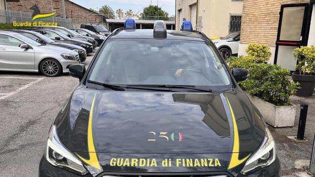 Guardia Finanza Macerata, un arresto a Civitanova Marche per spaccio. Sequestrati un chilo di cocaina e 5mila euro