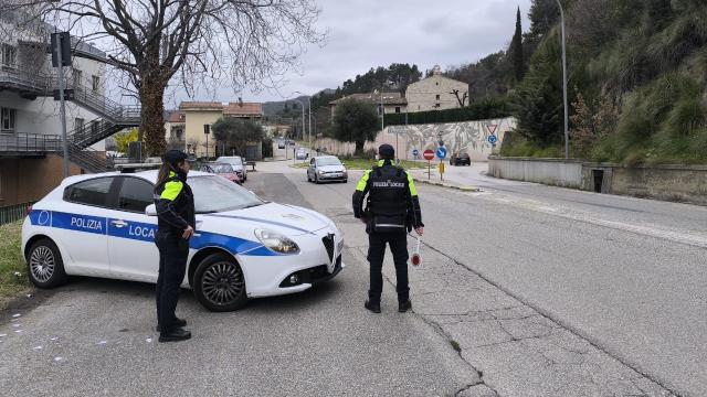 Ascoli Piceno, fermato dalla Polizia Locale: fugge per sottrarsi al controllo e gli agenti lo ammanettano