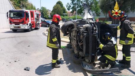 Ascoli Piceno, auto si ribalta sulla circonvallazione in prossimità della rotatoria ex Gil