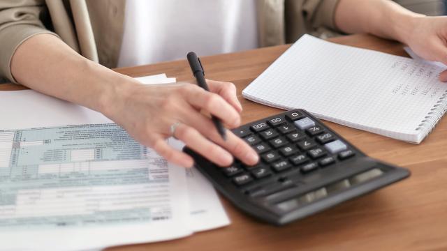 Utenze e servizi: per le famiglie 112 euro in più al mese rispetto al 2021. In diminuzione prezzi telefonia mobile 
