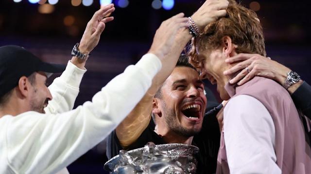 Tennis, leggendaria vittoria di Sinner agli Australian Open. Fa festa anche il coach piceno Vagnozzi