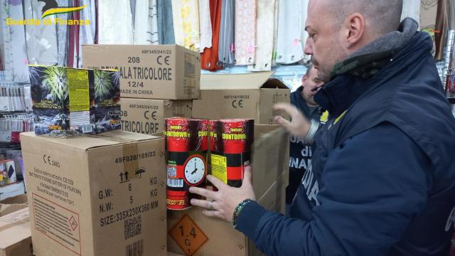 Guardia di Finanza Macerata, sequestrati fuochi d'artificio stoccati illecitamente. Sette persone denunciate