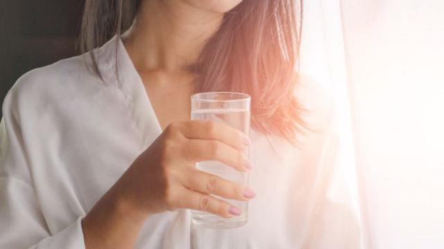 Gravidanza e idratazione: l’acqua come alleata fondamentale delle future mamme