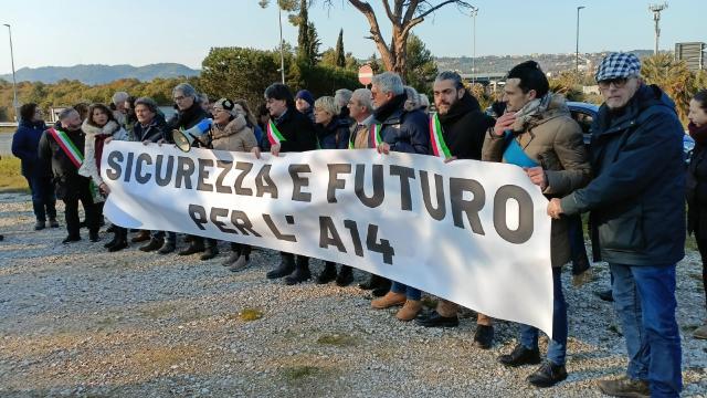 Grottammare, manifestazione per protestare sulla situazione A14. Acquaroli: ''Istituito tavolo guidato dal Ministero''