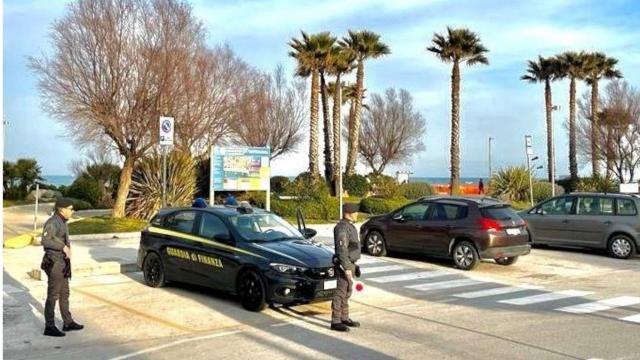 Guardia di Finanza Macerata, sequestrati 30 grammi di sostanze stupefacenti. Denunciati due responsabili 