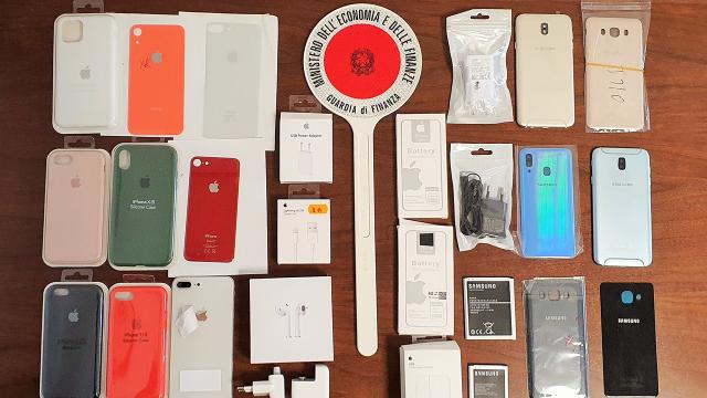Guardia di Finanza Fermo, scoperta rivendita accessori smartphone contraffatti