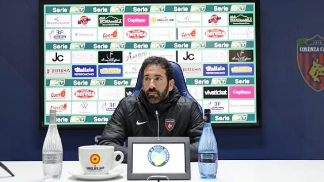 Cosenza-Pisa 1-1, la voce di Caserta (“Negativa la gestione del vantaggio”). Aquilani in silenzio stampa