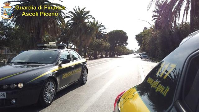 Guardia Finanza Ascoli, intensificazione dispositivo contrasto ai traffici illeciti. Sequestrati prodotti contraffatti
