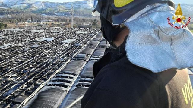 Ascoli Piceno, Vigili del Fuoco domano incendio divampato all'autoporto di Villa Sant'Antonio