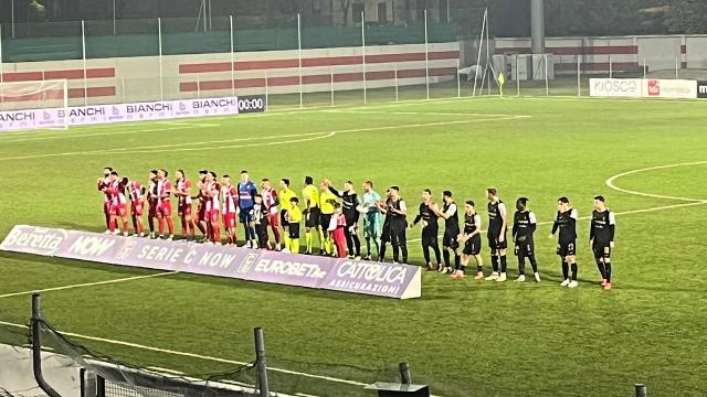 Vis Pesaro-Ascoli 1-1, un rigore di Corazza nel recupero evita il ko al Picchio. Espulso un pessimo Tavcar