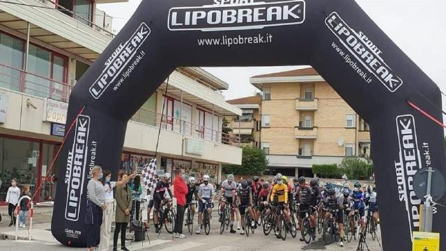 Ciclismo: la Granfondo dei Tre Santuari del Fermano più forte della pioggia, trionfa Pastushenko