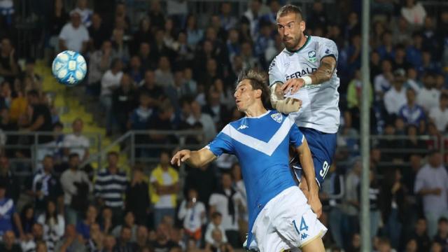 Brescia-Feralpisalò 1-1, Moncini replica nel recupero all'ex compagno La Mantia e salva l'imbattibilità delle Rondinelle