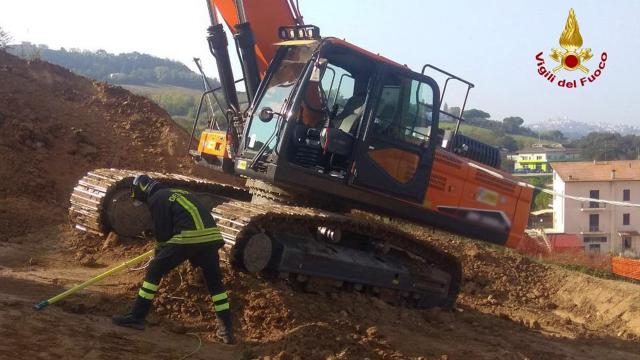 Sant'Elpidio a Mare, intervento Vigili del Fuoco per cavo bassa tensione caduto su cabina scavatore durante lavori