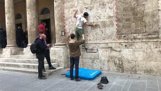 Ascoli Piceno, proseguono le manifestazioni sportive: weekend dedicato allo 'street boulder' con cento atleti
