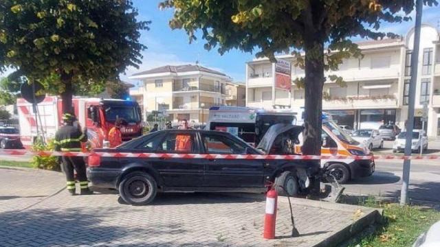 Marina di Altidona, tragico incidente stradale all'uscita da un parcheggio. Un deceduto