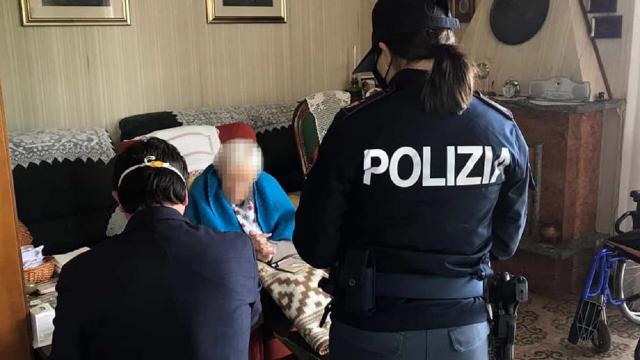 Ascoli Piceno, poliziotti in soccorso di un'anziana 88enne dopo un blackout domestico