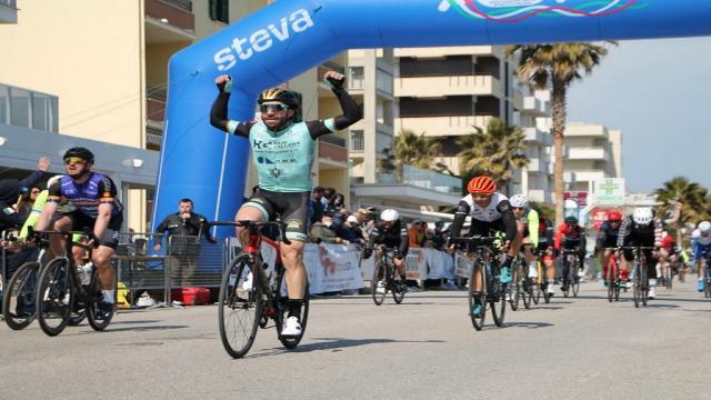 Hair Gallery Cycling Team: a Curti la volata vincente al Memorial ''Lello Pasqualini''