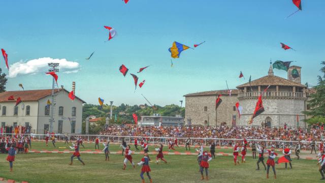 Ascoli Piceno, Tenzone Aurea e Argentea: Magazzini Gabrielli dona gift card per accoglienza delle squadre in gara