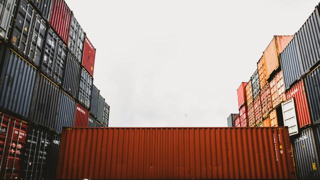 Export Marche primo trimestre 2024. bene trasporto e automotive. Flessione di moda e calzature 