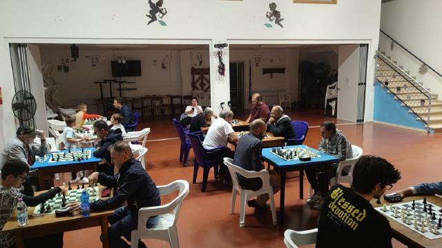 ''Metti in moto la mente'', lezioni e partite libere di scacchi a Grottammare