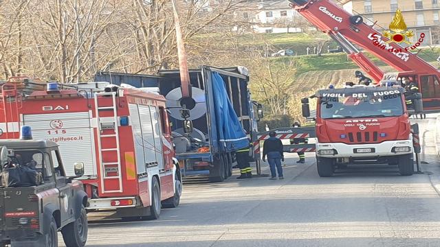 Amandola, Vigili del Fuoco recuperano bobine d'acciaio spostate su rimorchio autoarticolato