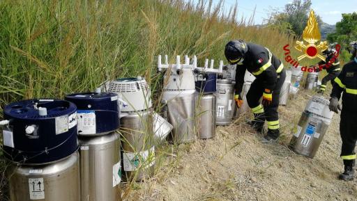 Offida, furgone con bombole ossigeno terapeutico finisce fuori strada. Vigili del Fuoco in azione