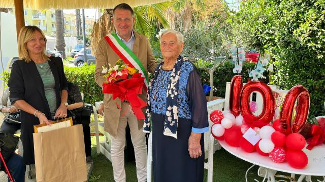 Monteprandone, Lidia Scarpantoni compie 100 anni: gli auguri del sindaco con pergamena e fiori