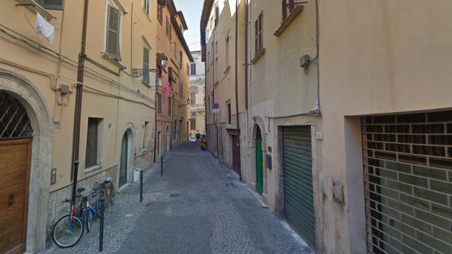 Ascoli Piceno, interruzione stradale in via dei Sabini causa rottura condotta fognaria 