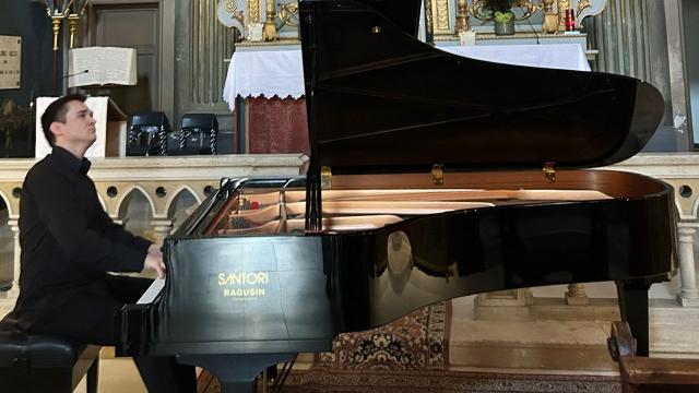 Grottammare, il Maestro Andrej Shaklev conquista i giovani nella chiesa di San Giovanni Battista
