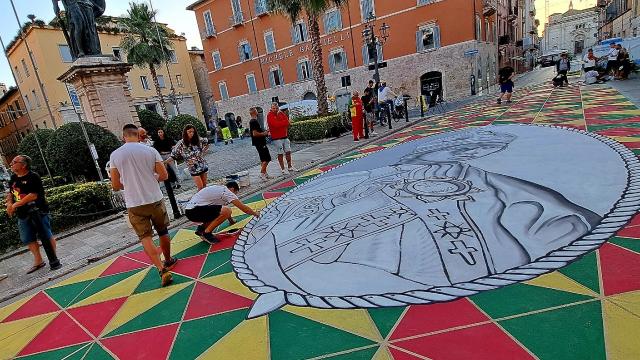 Quintana Ascoli Piceno, il rituale dei disegni propiziatori: passione e tradizione in vista della Giostra di Agosto
