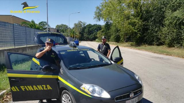 Guardia Finanza Macerata: condannato per spaccio di droga, si consegna per espiare la pena