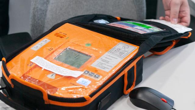 Ospedale San Benedetto: Fondazione Simona Orlini Onlus, donato defibrillatore al reparto di Neurologia