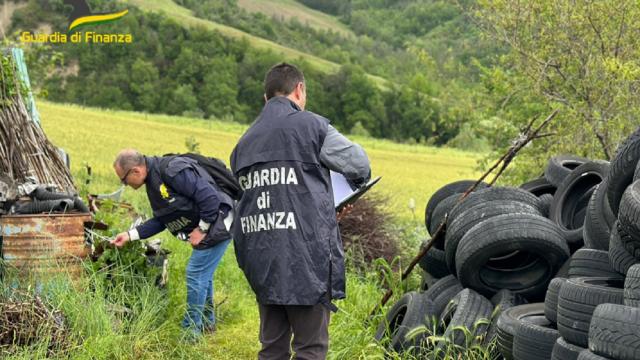 Monte Vidon Corrado, Guardia di Finanza sequestra un'area di 500 metri quadrati e 35 tonnellate di rifiuti