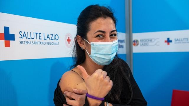 Covid-19, procedono vaccinazioni al personale della scuola ed alle forze dell'ordine