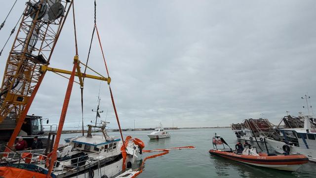 Guardia Costiera, in corso le operazioni di recupero del peschereccio affondato in porto a San Benedetto del Tronto