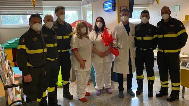 Ascoli Piceno, visita dei Vigili del Fuoco al reparto pediatria dell'ospedale 'Mazzoni'