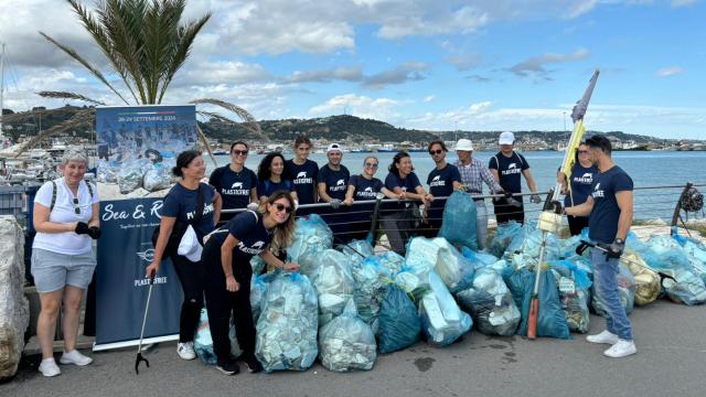 ''Sea&Rivers'', al Molo Sud di San Benedetto del Tronto volontari raccolgono polistirolo e rifiuti misti