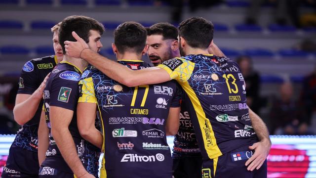 Pallavolo A2, la Yuasa Battery Grottazzolina cade al tie-break con Santa Croce dopo 11 vittorie di fila