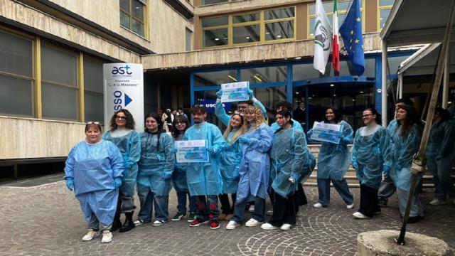 Ascoli Piceno, al ''Mazzoni'' flash mob nella Giornata contro la violenza nei confronti degli operatori sanitari 