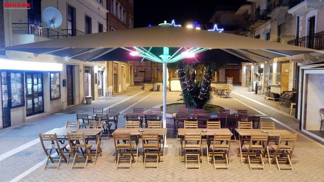 Ombrellone professionale Bahama Jumbrella nel centro del Porto Sant’Elpidio 