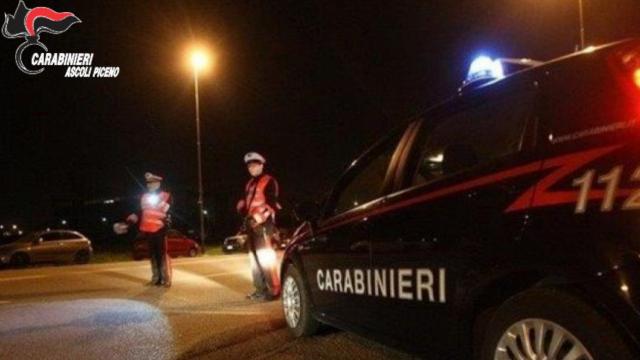 Carabinieri, a San Benedetto rinvenuto borsello con pistola e cartucce. Segnalate 4 persone per detenzione stupefacenti