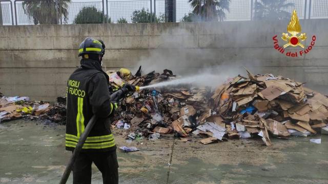 Grottammare, intervento dei Vigili del Fuoco per incendio di materiale cartaceo in un centro commerciale